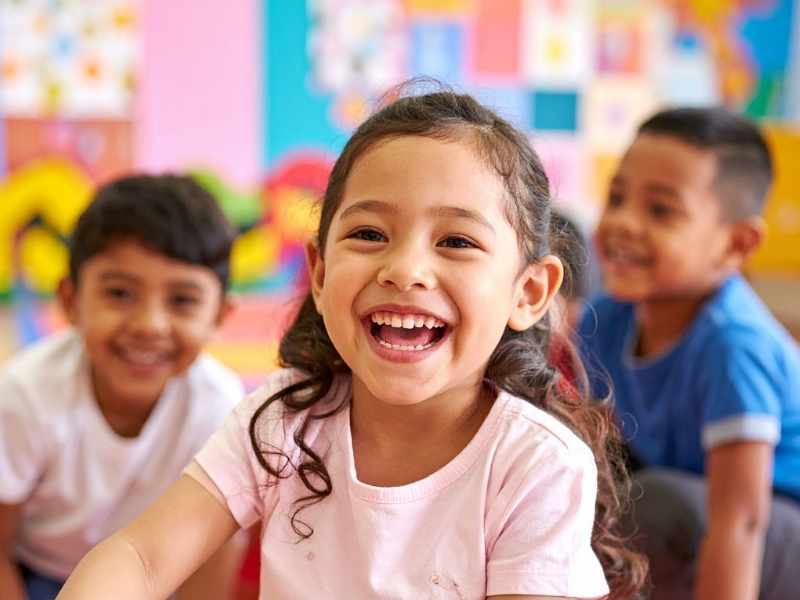 Niños participan en una actividad de aprendizaje temprano dentro de un entorno comunitario seguro.