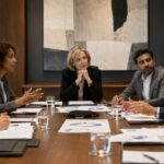 Integrantes de una junta directiva participan en una discusión estratégica durante una sesión de evaluación.
