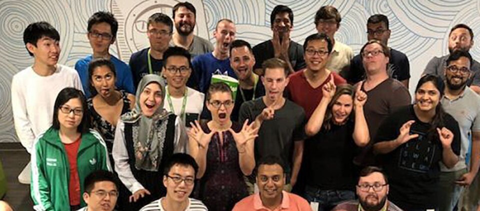 Equipo de startup colaborando en un proyecto de innovación abierta